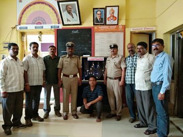 Notorious Conman Arrested by City Market Police Recovered 21 gold chains worth Rs.9.48 lakhs.