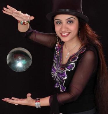 विश्व विख्यात महिला जादूगर संगीता कपूर के जादू  करतबों से मन्त्र मुग्ध हुए दर्शक