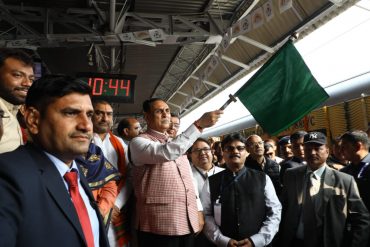 भारतीय रेल की मुंबई-अहमदाबाद IRTC संचालित तेजस एक्‍सप्रेस का गुजरात के मुख्‍यमंत्री श्री विजयभाई रूपाणी ने हरी झंडी दिखाकर शुभारम्भ किया.
