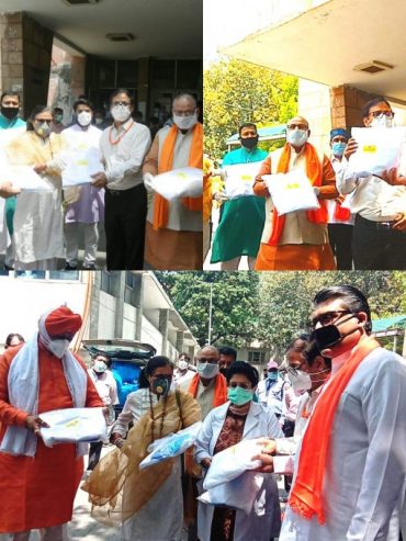 विहिप द्वारा हिन्दू राव अस्पताल में दी पीपीई किट
