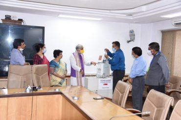 Shri Ashwini Kumar Choubey receives the first tranche of 4,475 Oxygen Concentrators from Temasek Foundation, Singapore