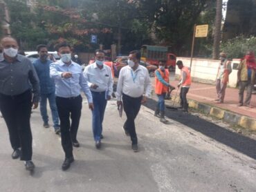 BBMP Chief Commissioner inspects pothole filling work at Vasnathnagar ward instructs enginner to declare Pothole free ward