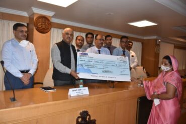 Mankind Pharma grants Rs.2.7 crore to 90 police families of deceased COVID warriors in Bengaluru