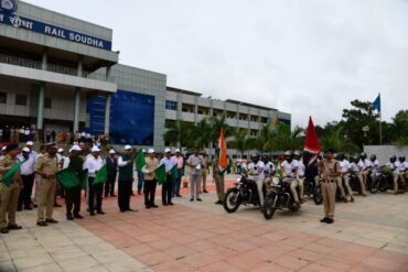 General Manager, South Western Railway Felicitates Freedom Fighters and Flags Off Bike Rally