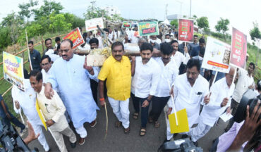 TDP: Protest rally of TDP MLAs to the Assembly, carrying a heavy cart