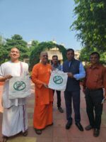 National Sugar Institute donates 100 cloth bags for distribution in schools under Special Campaign 2.0