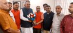 उत्तराखण्ड सरकार में कैबिनेट मंत्री गणेश जोशी का समाजसेवी भाजपा कार्यकर्ता और सलाहकार कोसांब गिरीश बलूनी ने पुष्प गुच्छ भेंट कर स्वागत किया।