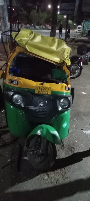 Autorickshaw driver crashed into parked van killed in accident