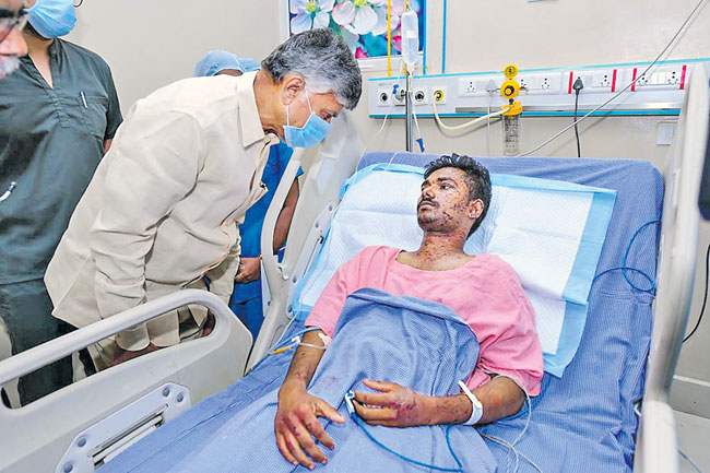 Chief Minister Chandrababu Babu visiting an injured person who is being treated at the Medicover hospital in Visakhapatnam