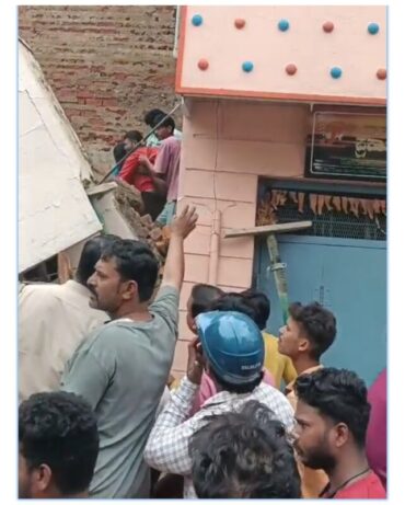 Old building collapses in Bengaluru,no major injuries reported owner & labourer had narrow escape and rescued