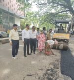 Commissioner K.N.Ramesh directs clearing of footpath encroachments and maintaining cleanliness around Banashankari Temple and Market Commissioner K.N.Ramesh directs clearing of footpath encroachments and maintaining cleanliness around Banashankari Temple and Market