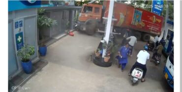 Truck rams into petrol pump in Chamarajpet Bengaluru,1 injured