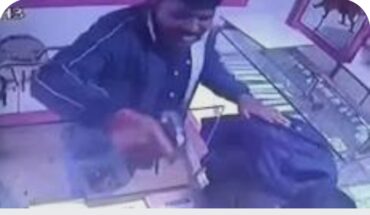 Armed robbery at jewellery shop in broad daylight;three flee with gold and cash