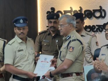 Brave CAR Police Constable Hanumantha Putani nabbed a chain snatcher after a dramatic pursuit of about 1 KM in Vijayanagar & recovered 40 gram chain worth Rs.6 Lakhs