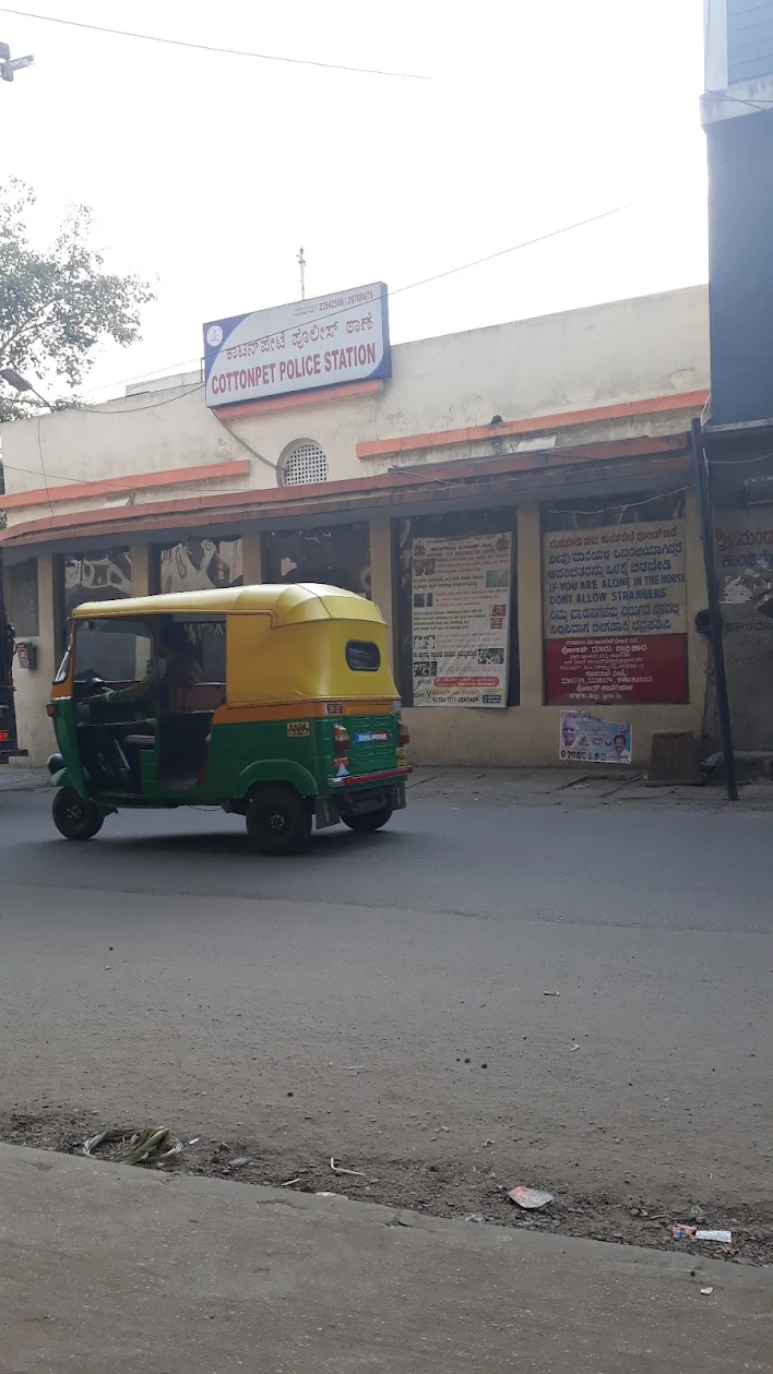 Unidentified miscreant robbed Sales executive at knife point in cottonpet and made away with Rs.1.3 lakhs