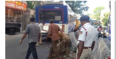 Bengaluru:APSRTC bus crashes into divider near Shivananda circle,no injuries reported