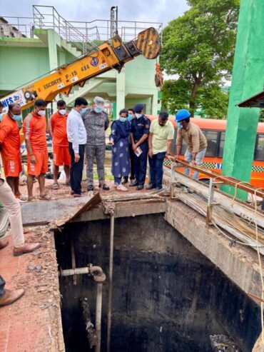 BWSSB Chairman orders probe into two workers falling Into Belagare Sewage Tank In Bengaluru NDRF Deployed for Search Operations BWSSB Chairman orders probe into two workers falling Into Belagare Sewage Tank In Bengaluru NDRF Deployed for Search Operations