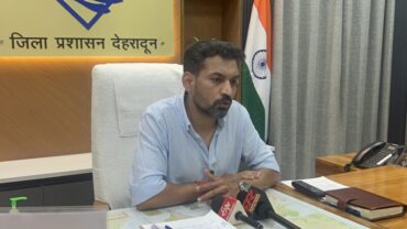 डीएम डॉ. आशीष चौहान का बैंकों और NBFCs को सख्त संदेश: “गरीबों का उत्पीड़न बर्दाश्त नहीं, जिले का पैसा जिले के विकास में लगे”