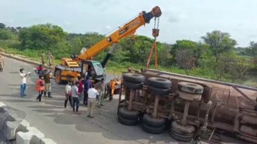 Chloride chemical leak after truck overturns on Tumakuru-Bengaluru highway; traffic hit
