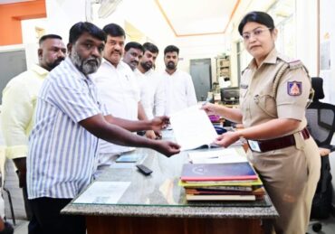 Congress files complaint against BJP MLC Ravikumar over ‘disrespect’ to national flag on Independence Day in Bengaluru Congress files complaint against BJP MLC Ravikumar over ‘disrespect’ to national flag on Independence Day in Bengaluru