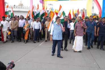 CM D.K Shivakumar walks enthusiastically holding the flag at Freedom Festival