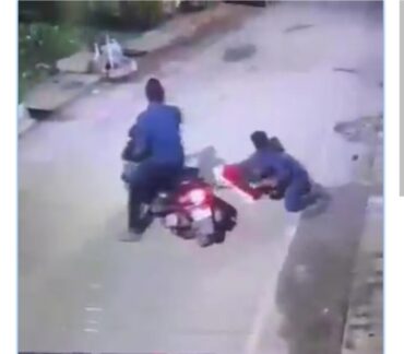 Brutal chain snatching caught on CCTV women dragged on ground by bike borne miscreants and made away with 15 gms mangalsutra chain worth Rs.1.2 Lakhs Brutal chain snatching caught on CCTV women dragged on ground by bike borne miscreants and made away with 15 gms mangalsutra chain worth Rs.1.2 Lakhs