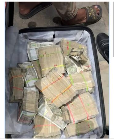 Rs 9-crore cash found in car;Income Tax dept launches probe