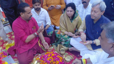 तीरथ सिंह रावत ने परिवार सहित हर की पौड़ी पर किया माँ गंगा का पूजन, दिव्य गंगा आरती में हुए शामिल