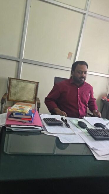 Central GST Superintendent,mediator trapped by lokayukta police accepting Rs.8 lakh bribe 