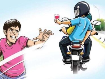 Trio waylaid Delivery executive guy and snatched his mobile phone near Capital hotel in Bengaluru 