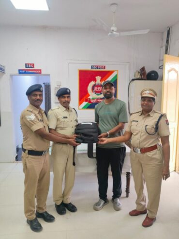 RPF Personnel Promptly Recover Passenger’s Bag Containing Gold Ornaments,Laptop and Cash Worth Over Rs.29 Lakh RPF Personnel Promptly Recover Passenger’s Bag Containing Gold Ornaments,Laptop and Cash Worth Over Rs.29 Lakh