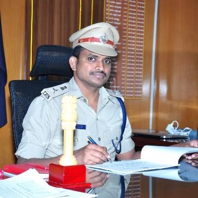 Three arrested for allegedly cheating Mahindra Finance of Rs.1.27 crore in vehicle loan fraud;cops seized three cars,two pickup vehicles,three goods autos and a SUV