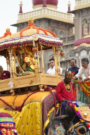 CM offers floral tribute to Goddess Chamundeshwari, the presiding deity of the state,in all her grandeur during Jamboo Savari CM offers floral tribute to Goddess Chamundeshwari, the presiding deity of the state,in all her grandeur during Jamboo Savari